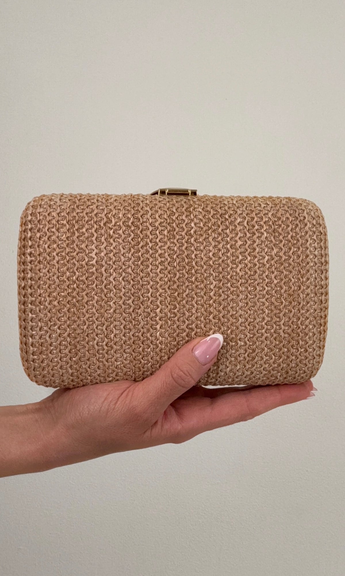 SEASHELL WEAVE CLUTCH (TAN)