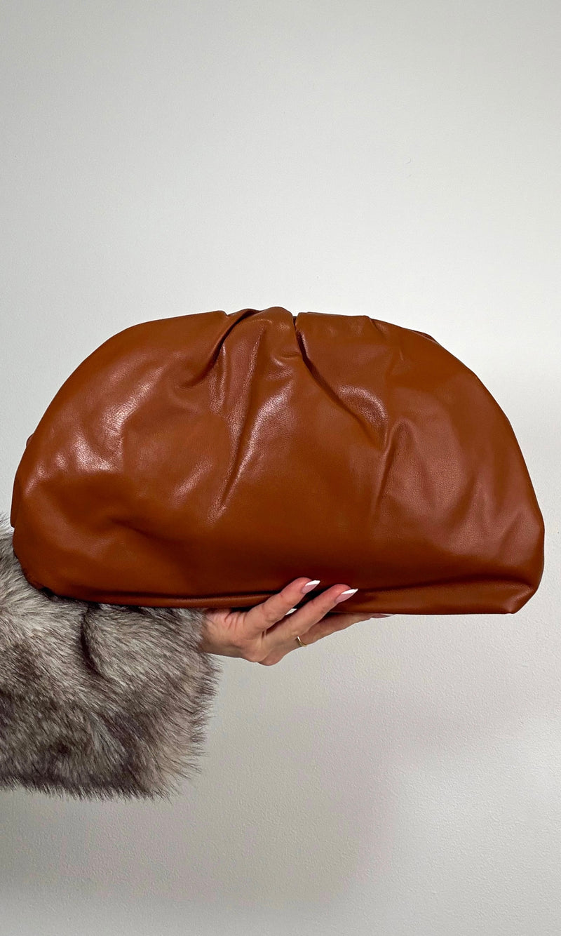 CLOUD LEATHER RUCHED CLUTCH (BROWN)